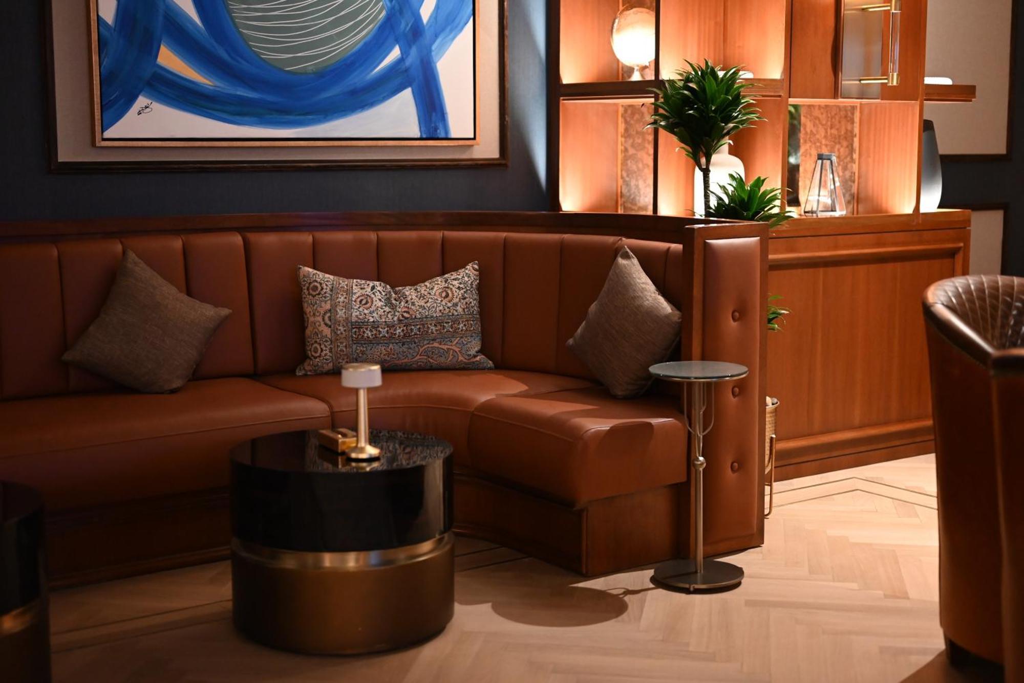 Mansard Riyadh, A Radisson Collection Hotel ภายนอก รูปภาพ A leather sofa
