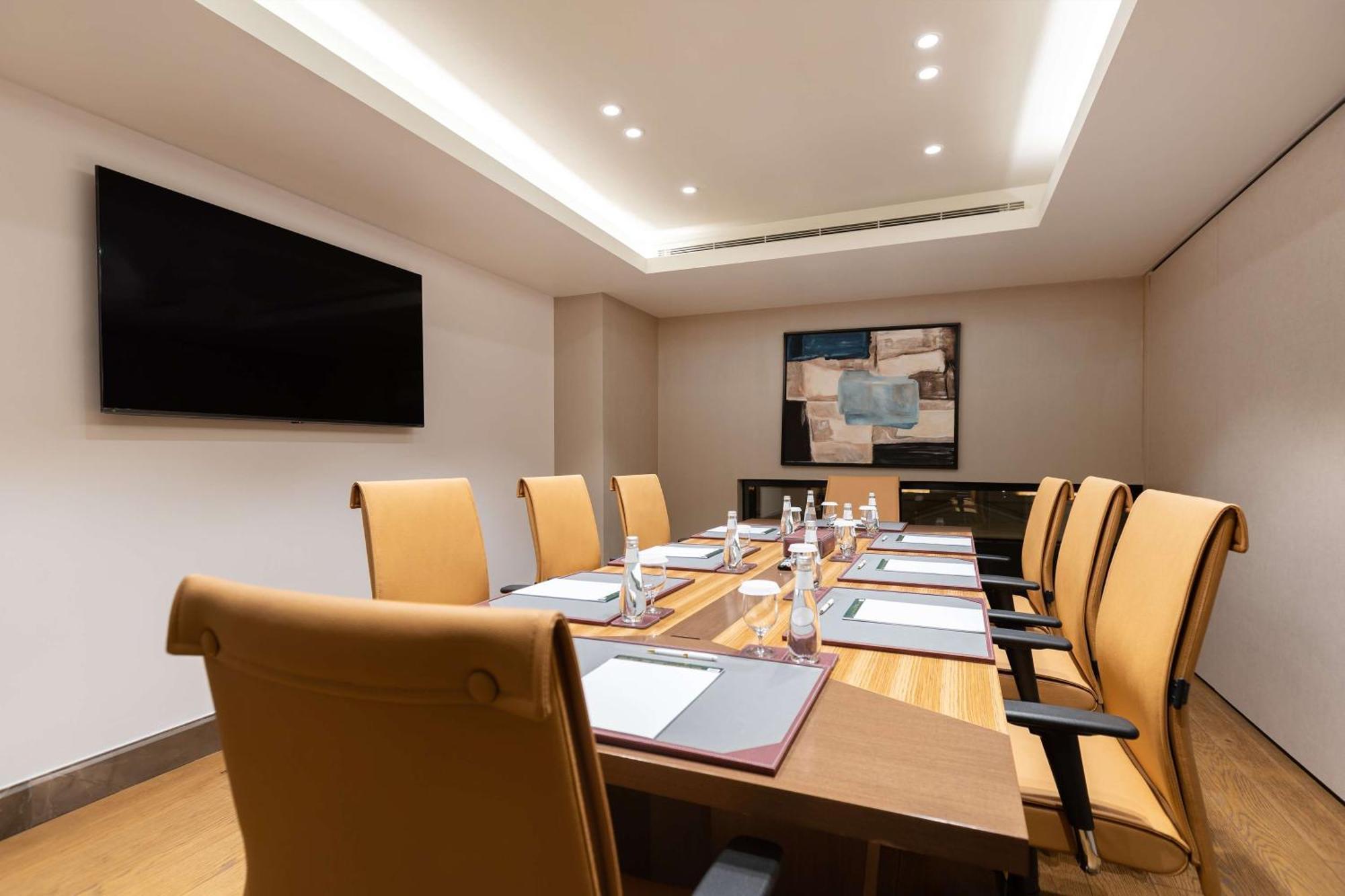 Mansard Riyadh, A Radisson Collection Hotel ภายนอก รูปภาพ Meeting room at the hotel