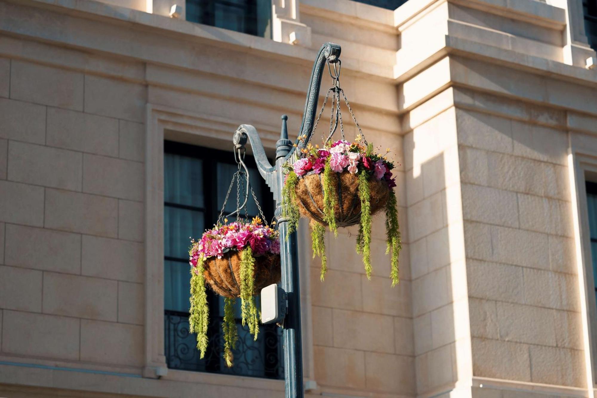 Mansard Riyadh, A Radisson Collection Hotel ภายนอก รูปภาพ Hanging baskets in the UK