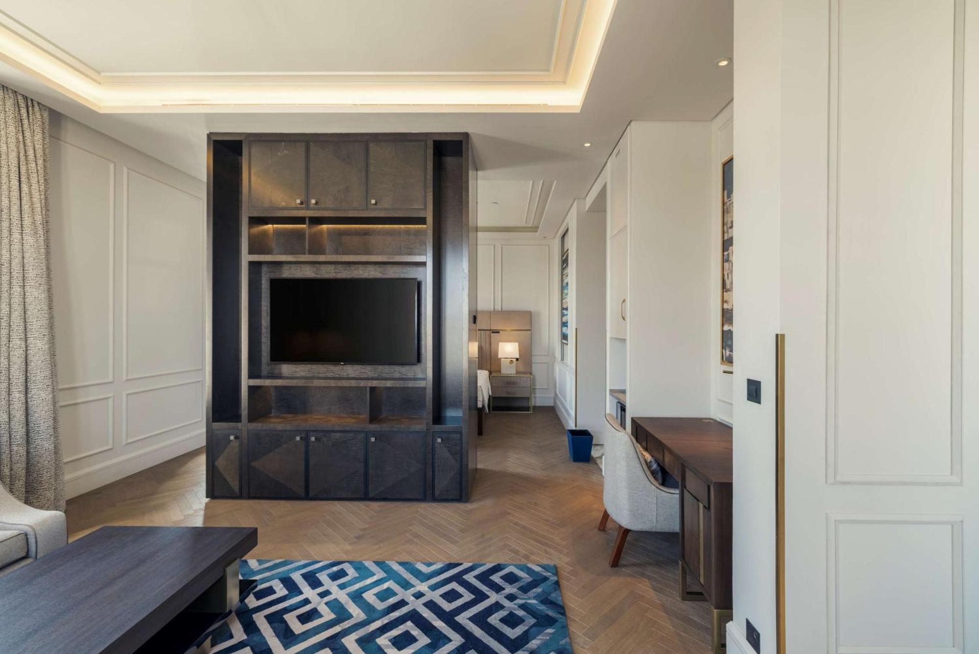 Mansard Riyadh, A Radisson Collection Hotel ภายนอก รูปภาพ The interior of a suite at The Ivy Collection