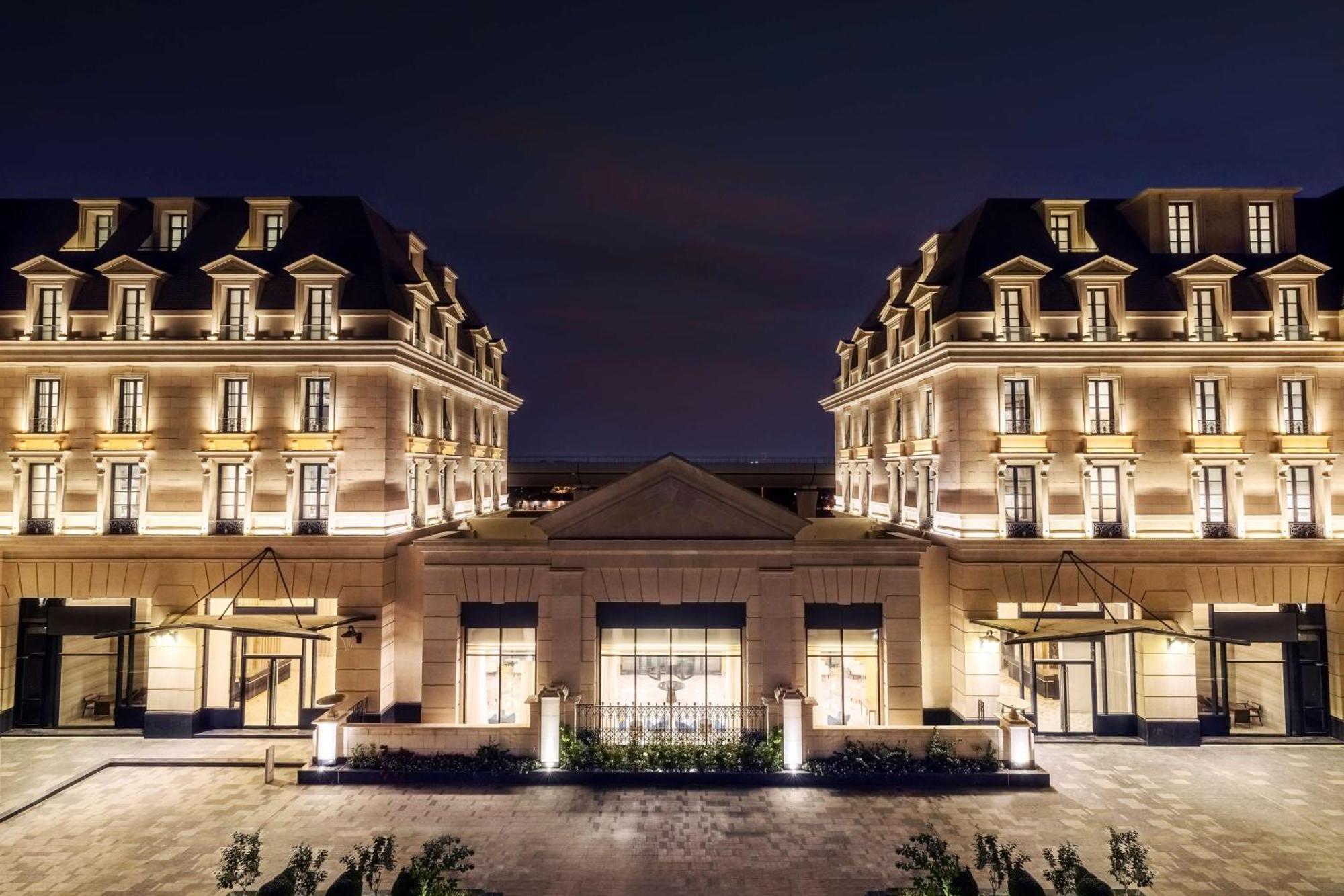 Mansard Riyadh, A Radisson Collection Hotel ภายนอก รูปภาพ The hotel at night